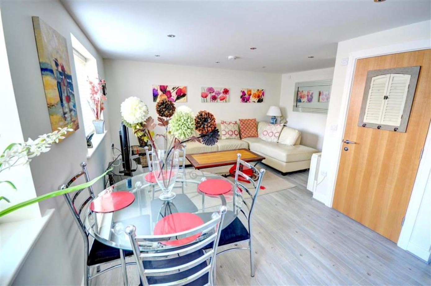 Hotties House - Two-Bed Cottage, Dog-Friendly & Off-Street Parking - Scarborough Eksteriør billede